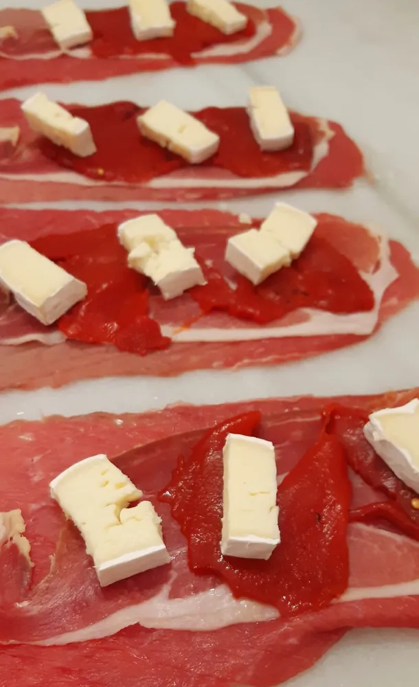 Filets amb cansalada, pebrot escalivat i formatge, preparats per enrotllar i coure