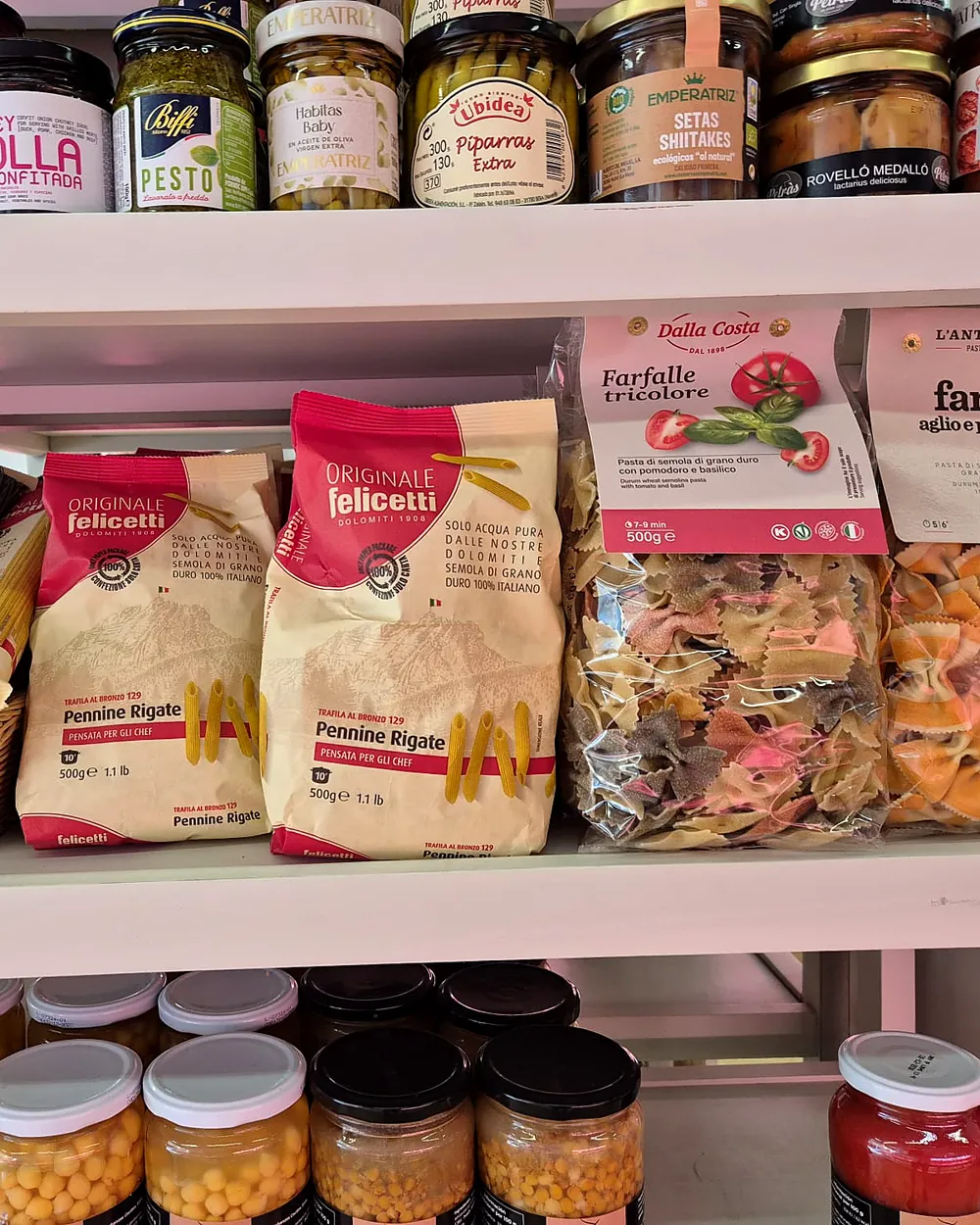 Prestatgeria de queviures de Carns Teresina, amb pasta, conserves i pots seleccionats