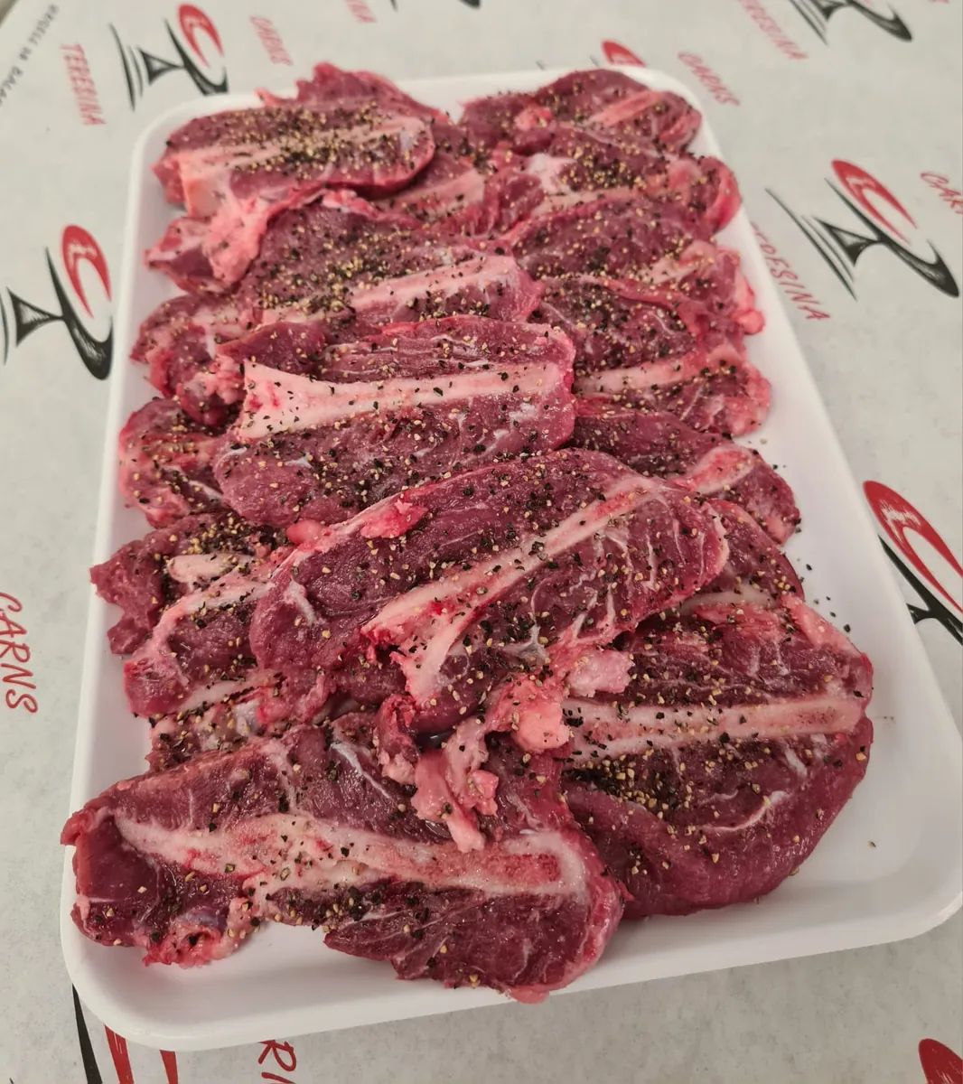 Safata de xurrasco de vedella adobat amb pebre, llest per a la brasa